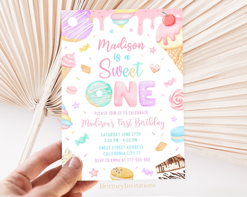 Puede incluir: Una invitaci&oacute;n colorida para una fiesta de primer cumplea&ntilde;os con un tema dulce. La invitaci&oacute;n presenta una dona, un cono de helado y otros dulces. El texto en la invitaci&oacute;n dice "Madison is a Sweet One".