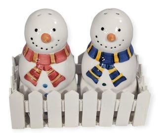Vintage 2001 SNOWMEN Ceramic Salt & Pepper Shaker Set w Picket Fence