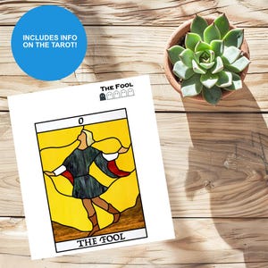 Puede incluir: Una carta de tarot de vitral que representa al Loco, una figura con una túnica azul y roja, caminando hacia un acantilado. La carta es amarilla con un borde negro y el número 0 en la esquina superior izquierda. El título de la carta "THE FOOL" está impreso en negro en la parte inferior.