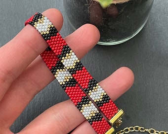 Königsnatter Armband aus japanischen Miyuki Delica Perlen in schwarz, rot, weiß und 24kt Gold verfeinert