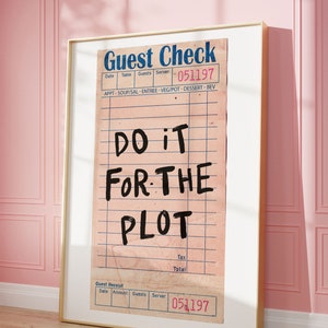 Puede incluir: Un cheque de restaurante de estilo vintage con el texto "DO IT FOR THE PLOT" escrito en marcador negro sobre un fondo rosa. El cheque tiene la fecha 051197.