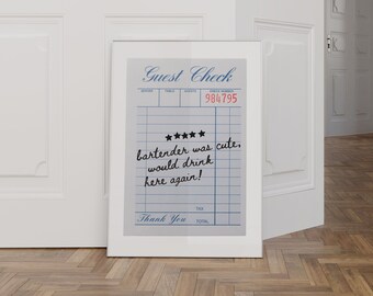 Könnte beinhalten: Ein gerahmter Druck eines Gästechecks im Vintage-Stil mit einer Fünf-Sterne-Bewertung und der handschriftlichen Nachricht "bartender was cute, would drink here again!" Die Checknummer lautet 984795.