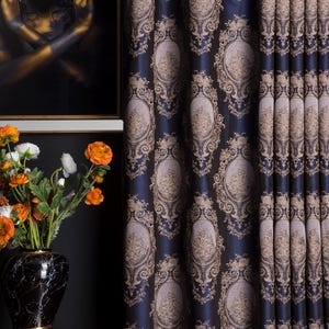 Luxe marineblauwe damastgordijnen: elegant woondecoratiepaneel