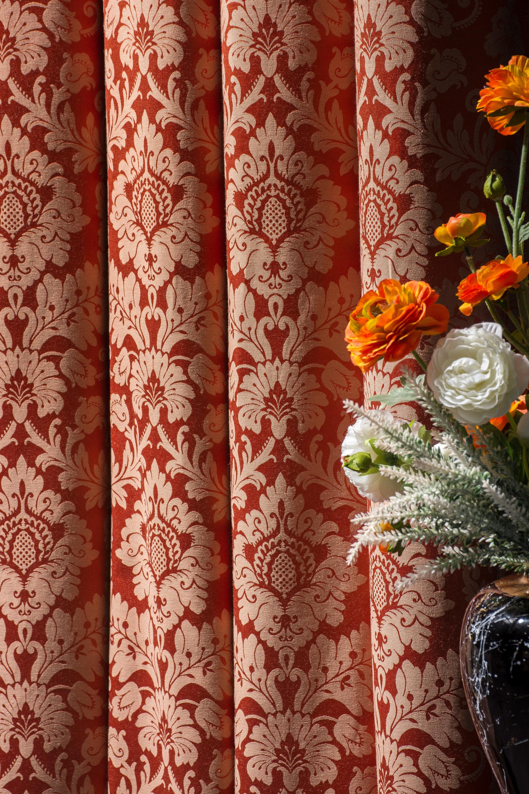 Cortina GRAND INTERIORS 606: Efecto Encaje Victoriano Rojo Damasco - Blanco Pesado (Poliéster 100%)