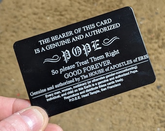 Tarjeta del Papa Discordiano de metal grabada con láser