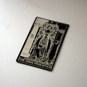 Carta del Tarot de Metal - La Suma Sacerdotisa