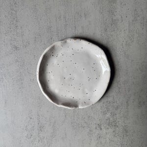手作りの陶器製リングディッシュ：大きな陶器の小物入れ White Speckle