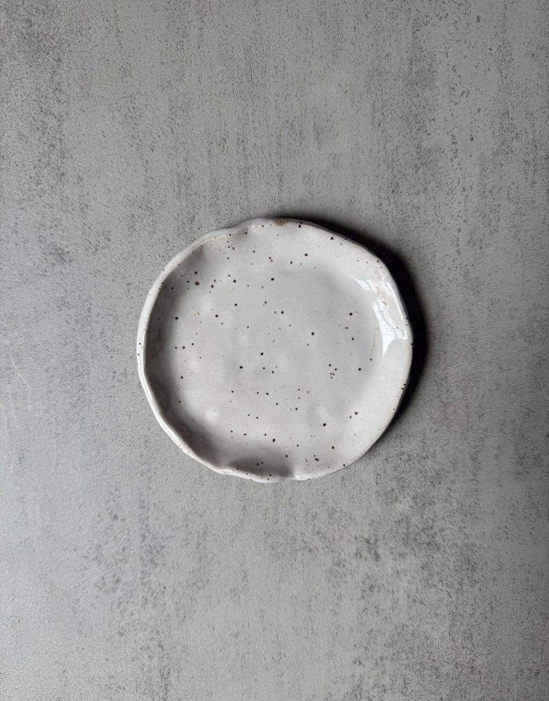 手作りの陶器製リングディッシュ：大きな陶器の小物入れ White Speckle