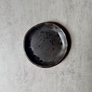手作りの陶器製リングディッシュ：大きな陶器の小物入れ Iron