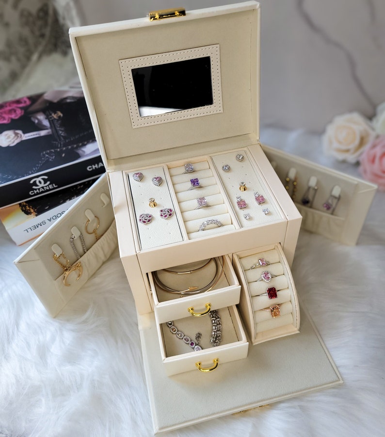 Boîte à bijoux Cuir Végan 3 niveaux de Rangement, Organisateur bijoux pour femme et fille, Boîte à bijoux personnalisable avec clé image 3
