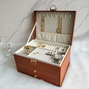 Portagioielli personalizzato con nome Elegante portagioielli in pelle vegana Organizzatore di gioielli per donne e ragazze Regalo personalizzato