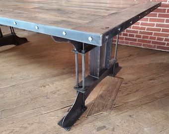 Grande table de conférence industrielle sur mesure avec poutres en I | bois de récupération et acier avec chemin de câbles