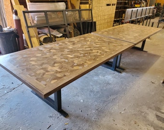 Grande table de conférence industrielle moderne à motifs en noyer, table de réunion originale faite sur commande avec incrustations de bois de noyer
