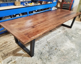Table de conférence industrielle moderne, table de bureau faite main en noyer et en acier, table de travail en bois massif fabriquée sur mesure