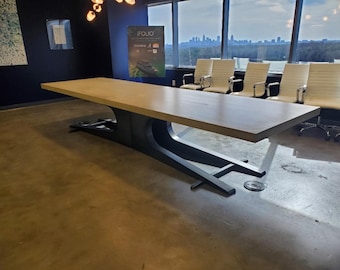 Table de conférence moderne avec plateau en béton léger, noyau en bois sur mesure, base en acier