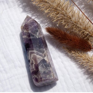 シェブロンアメジストタワー – ヒーリング、瞑想、またはホームデコレーション用の天然パープルクリスタルポイント