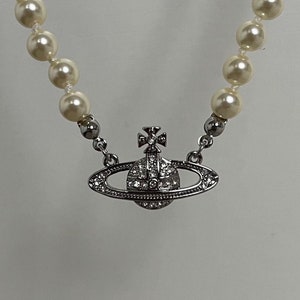 Collana girocollo di perline di Vivienne Westwood con piccolo pendente in argento a bassorilievo immagine 1