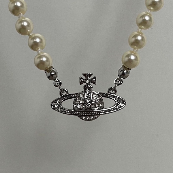 Collier Vivienne Westwood à perles ras-du-cou avec petit pendentif argenté en bas-relief