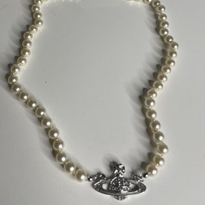 Collier Vivienne Westwood à perles ras-du-cou avec petit pendentif argenté en bas-relief imagen 4