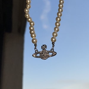 Collana girocollo di perline di Vivienne Westwood con piccolo pendente in argento a bassorilievo immagine 2