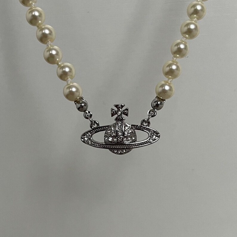 Collana girocollo di perline di Vivienne Westwood con piccolo pendente in argento a bassorilievo immagine 1