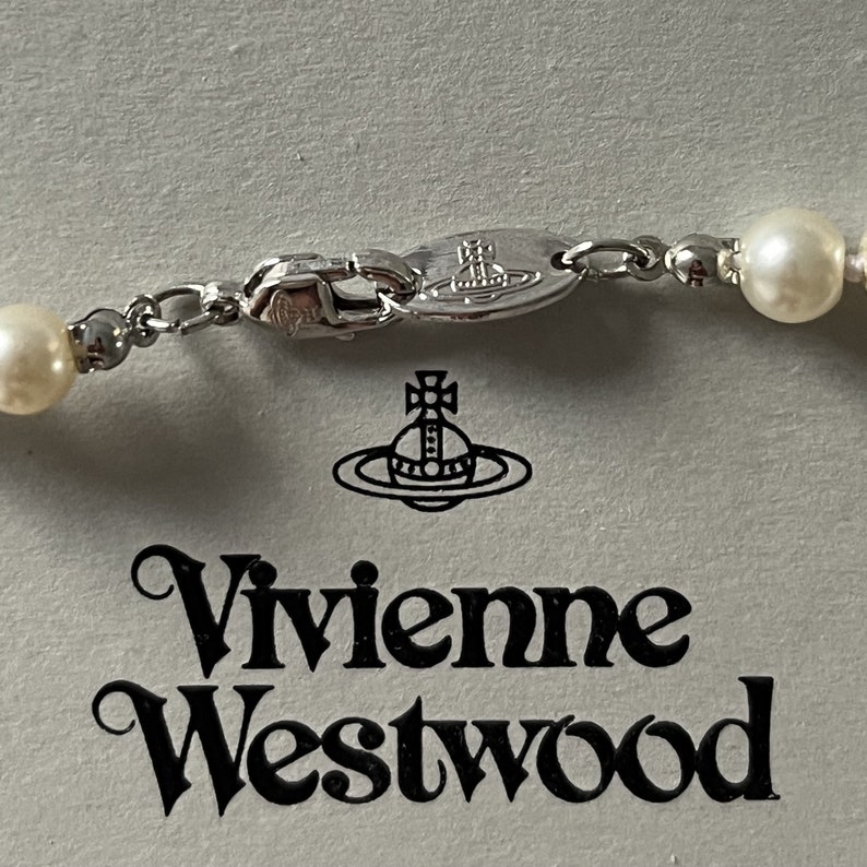 Collier Vivienne Westwood à perles ras-du-cou avec petit pendentif argenté en bas-relief zdjęcie 6