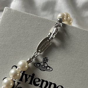 Collana girocollo di perline di Vivienne Westwood con piccolo pendente in argento a bassorilievo immagine 9