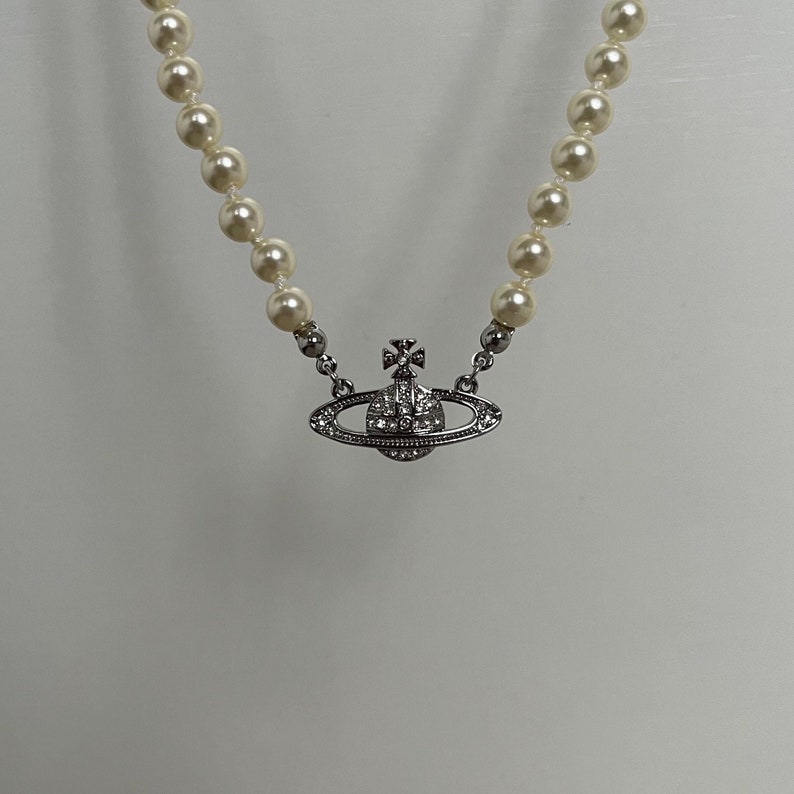 Collier Vivienne Westwood à perles ras-du-cou avec petit pendentif argenté en bas-relief zdjęcie 1