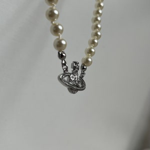 Collana girocollo di perline di Vivienne Westwood con piccolo pendente in argento a bassorilievo immagine 3