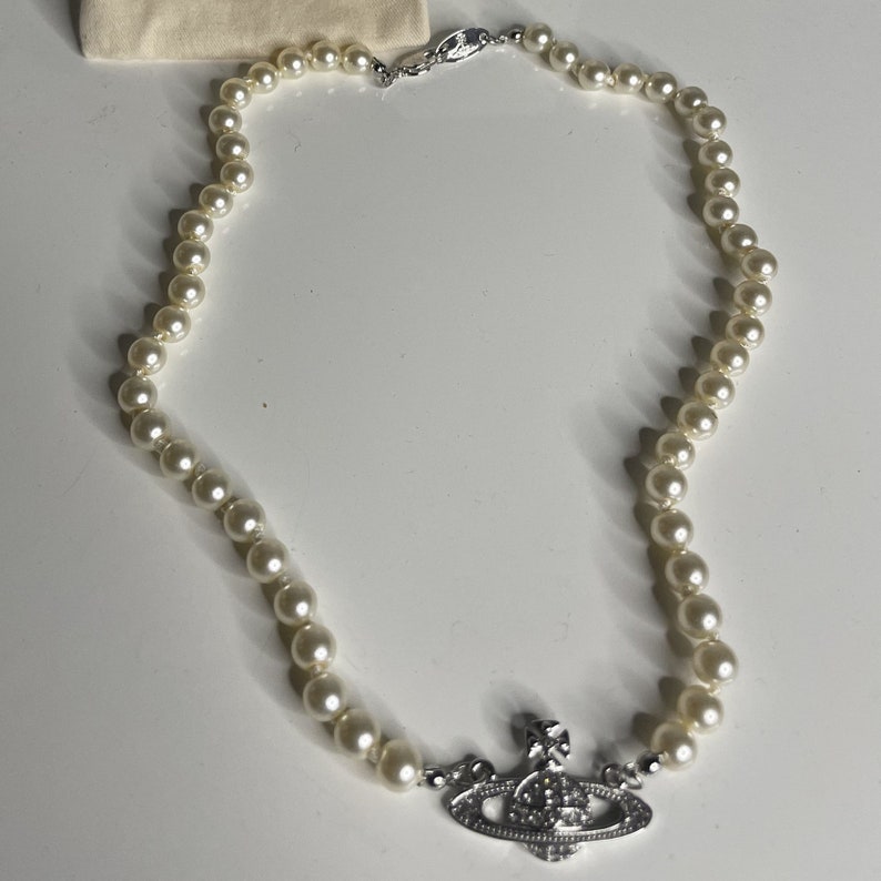 Vivienne Westwood choker ketting met kralen en kleine zilveren bas-reliëf hanger afbeelding 4