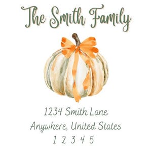 Op de afbeelding: Waterverfillustratie van een pompoen met een oranje strik en linten. De tekst "The Smith Family" staat bovenaan, met een adres en postcode eronder. De pompoen is wit en groen.