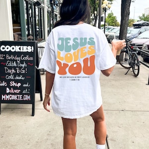 Jesus liebt dich T-Shirt, Komfortfarben T-Shirt, christliches Jesus-Shirt, ästhetische Kleidung, Bibel-Vers-Shirt, christliches Damen-T-Shirt