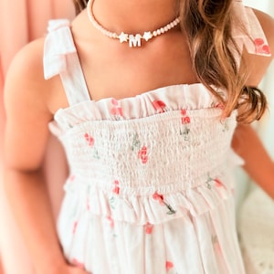 Gepersonaliseerde initialenketting voor meisjes • Parelmoer letterkralen • Aangepaste peuterketting met geschenkdoos • Kindernaamsieraden