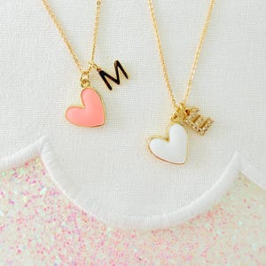 Aangepaste ketting met initialen voor meisjes • Emaille hartbedel in roze of wit • 18K gold filled ketting • Gepersonaliseerd verjaardagscadeau voor klein meisje