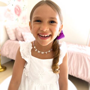 Collar con nombre personalizado para niñas • Joyería infantil con cuentas lilas • Letras de nácar • Regalo personalizado para niños pequeños o niñas