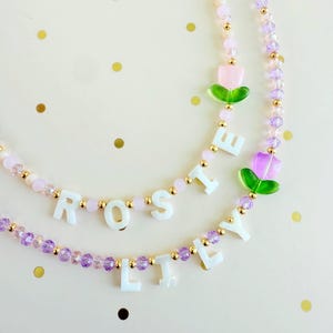 Collar con nombre personalizado para niñas • Collar de cuentas para niños con dije de tulipán • Regalo de cumpleaños personalizado para niños pequeños o niños