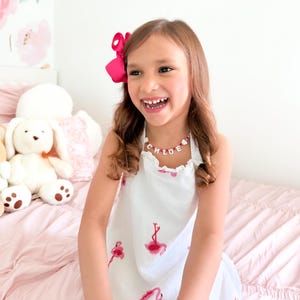 Collar con nombre personalizado para niñas • Joyería infantil con cuentas fucsia • Letras de nácar • Regalo personalizado para niños pequeños o niños