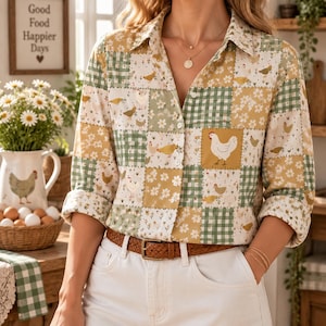 Könnte beinhalten: Ein langärmeliges Hemd mit Knopfleiste und einem Patchwork-Muster aus grünem Vichy-Karo, weißen Gänseblümchen und verschiedenen Hühner-Illustrationen in Gelb-, Weiß- und Brauntönen. Das Hemd ist in eine weiße Hose mit braunem Flechtgürtel gesteckt.