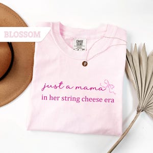 Comfort Colors® Just A Mama In Her String-skjorta från osttiden, trendig mammaskjorta