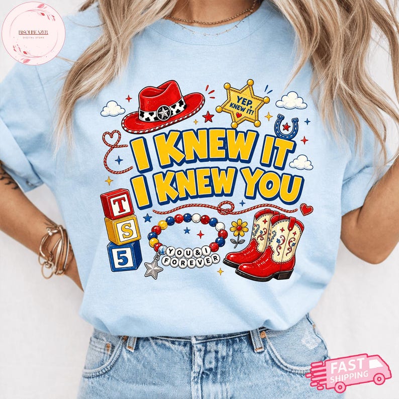 Pode incluir: Uma t-shirt azul-clara com uma estampa gr&aacute;fica de um chap&eacute;u de cowboy vermelho, uma estrela de xerife amarela com o texto YEP, KNEW IT, blocos empilhados TS 5, uma pulseira de contas com o texto YOU & I FOREVER e botas de cowboy vermelhas.