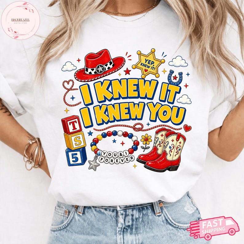 Pode incluir: Uma t-shirt branca com uma estampa gr&aacute;fica que inclui um chap&eacute;u de cowboy vermelho, uma estrela de xerife amarela com o texto YEP, KNEW IT!, blocos empilhados T, S, 5, uma pulseira de contas com o texto YOU & I FOREVER e botas vermelhas.