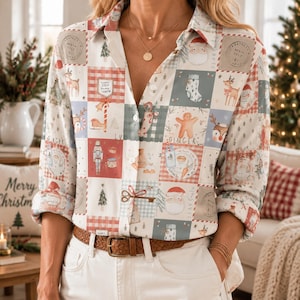 Könnte beinhalten: Ein langärmeliges Hemd mit Knopfleiste und einem Patchwork-Muster aus weihnachtlichen Illustrationen, darunter der Weihnachtsmann, Rentiere, Lebkuchenmänner, Nussknacker und Tannenbäume in den Farben Rot, Grün und Weiß, getragen mit einem braunen Gürtel.