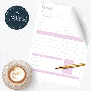 Può includere: Un modello di fattura stampabile con accenti rosa e bianchi. Il modello include sezioni per la data, il nome dell'azienda, l'indirizzo, il numero di telefono, l'e-mail, la descrizione, la quantità, il costo unitario, l'importo, i dettagli di pagamento, le note e uno spazio per una firma.