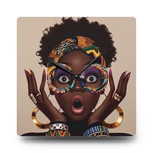 Puede incluir: Un reloj cuadrado con una ilustración colorida de una mujer con gafas grandes y redondas, una expresión de sorpresa y una cinta para la cabeza colorida. Las manecillas del reloj son negras.