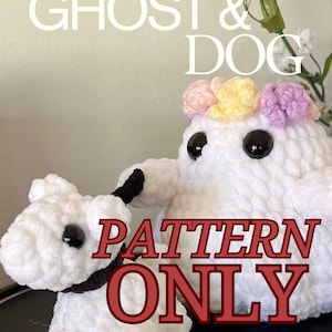 Pode incluir: Amigurumi de crochê branco de fantasma e cachorro com olhos e detalhes pretos. O fantasma tem uma coroa floral. O texto "GHOST & DOG" e "PATTERN ONLY" está sobreposto. Feito à mão.