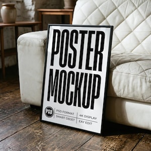 Può includere: Un mockup di poster con cornice nera con le parole "POSTER MOCKUP" in grandi lettere nere in grassetto. Il poster è appoggiato a un divano bianco con un motivo a diamante. Il poster include anche il testo "PSD FORMAT", "SMART OBJET", "4K DISPLAY" e "EAY EDIT".