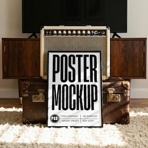 Puede incluir: Una maqueta de póster enmarcado con el texto "POSTER MOCKUP" en letras negras en negrita. El póster está frente a un amplificador vintage y dos maletas antiguas. El texto en la parte inferior dice "PSD FORMAT", "4K DISPLAY", "SMART OBJET" y "EAY EDIT".
