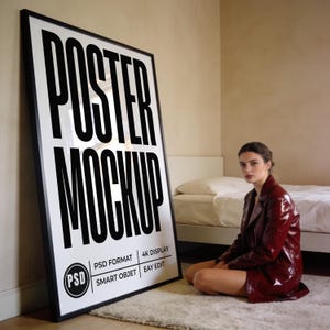Puede incluir: Una maqueta de póster grande con marco negro con las palabras "POSTER MOCKUP" en letras negras en negrita. El póster incluye el texto "PSD FORMAT", "4K DISPLAY", "SMART OBJET" y "EAY EDIT". Una mujer con una chaqueta roja está sentada en el suelo.