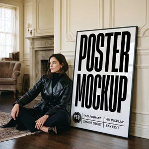 Puede incluir: Una maqueta de póster grande en blanco y negro con las palabras "POSTER MOCKUP" en negrita, fuente sans-serif. El póster está apoyado contra una pared. El póster incluye el texto "PSD FORMAT", "4K DISPLAY", "SMART OBJET" y "EAY EDIT".
