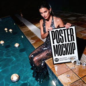 Puede incluir: Una mujer con un vestido de lentejuelas sostiene una maqueta de póster en blanco y negro con el texto "POSTER MOCKUP". La escena está ambientada junto a una piscina con luces flotantes y una copa de cóctel.